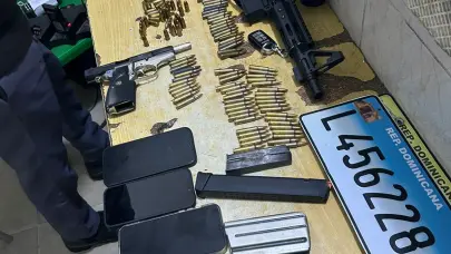 Dos polic&iacute;as fueron arrestados en flagrante delito en La Caleta, Boca Chica