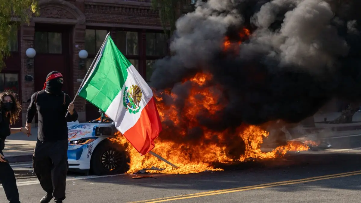 La bandera mexicana, símbolo de las protestas en Los Ángeles que molesta a la Casa Blanca