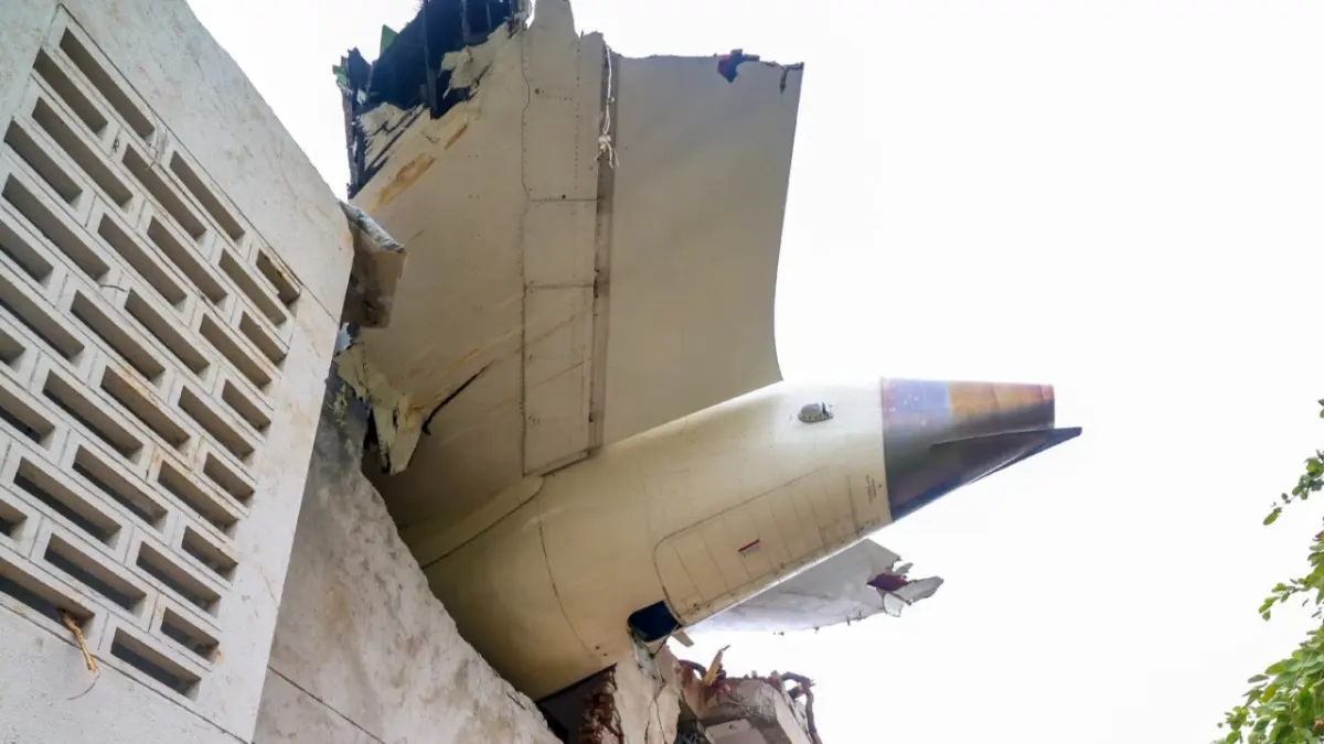 Hallan caja negra del vuelo de Air India siniestrado en la azotea de un edificio