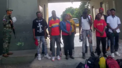 Ejército detiene a 38 nacionales haitianos indocumentados durante operativos en Loma de Cabrera y Azua