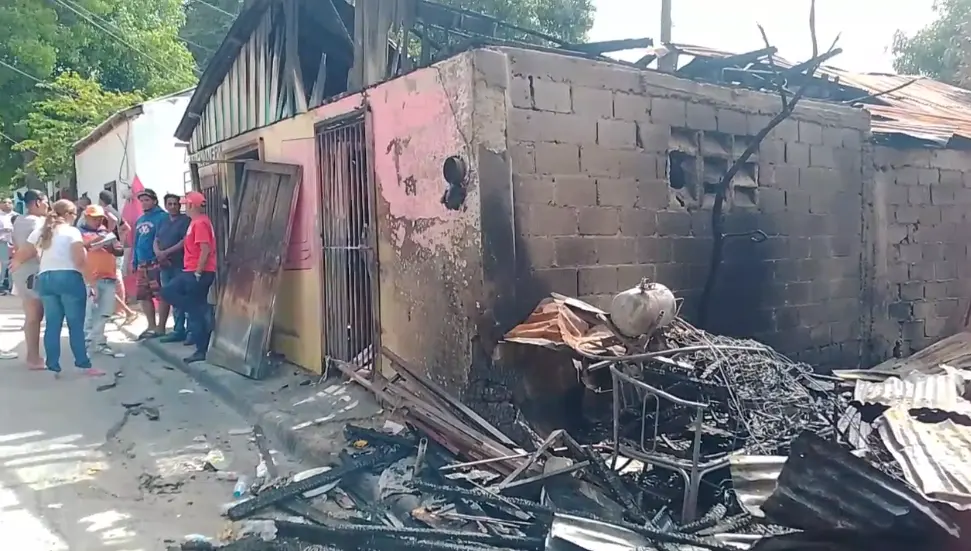 Incendio arrasa con seis viviendas y dos colchonerías en el sector Rafey en Santiago