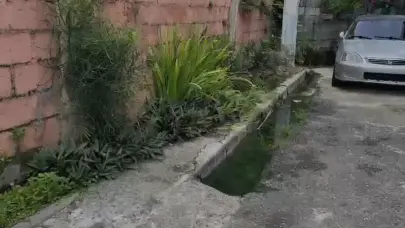 Residentes del Ensanche La Fe viven bajo amenaza de colapso por aguas residuales y muro deteriorado