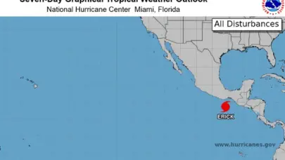 Huracán Erick se fortalece a categoría 2 en el Pacífico cerca de México