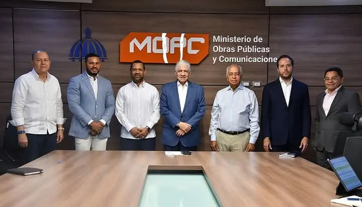 Alcaldía de Las Terrenas coordina reanudación del plan de asfaltado con el MOPC y socializa propuesta de nuevas vías