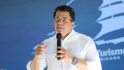 David Collado entrega remozada Plaza Marcelino Marte (Canito), en Guayacanes