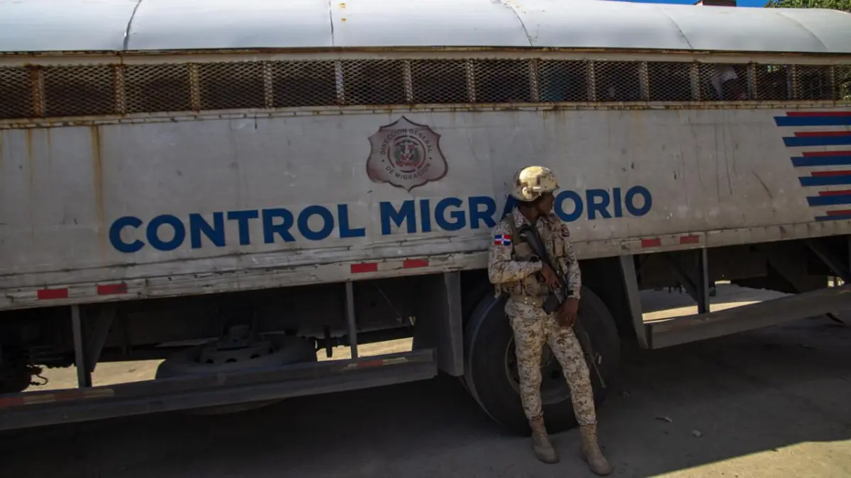 Amnistía Internacional denuncia uso excesivo de fuerza en deportaciones