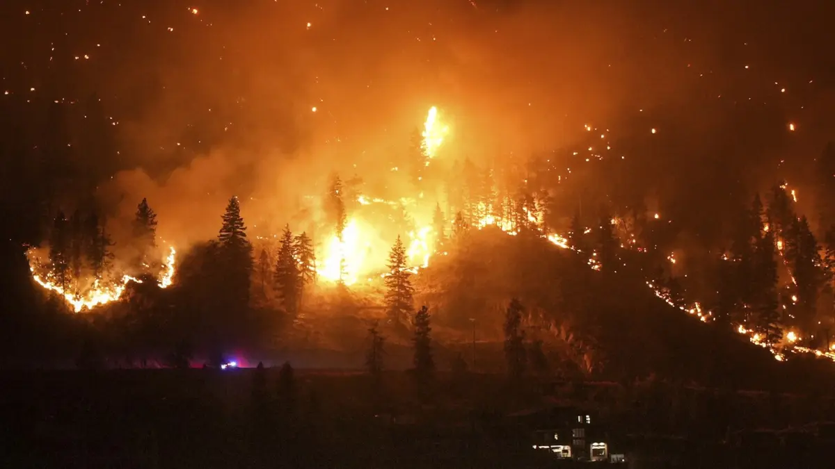 Más de 200 edificios en alerta por posible evacuación tras incendio forestal en Squamish, Canadá