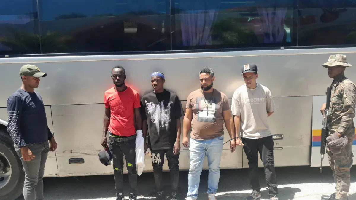 Detienen chofer y cobrador por ocultar indocumentados en autobús