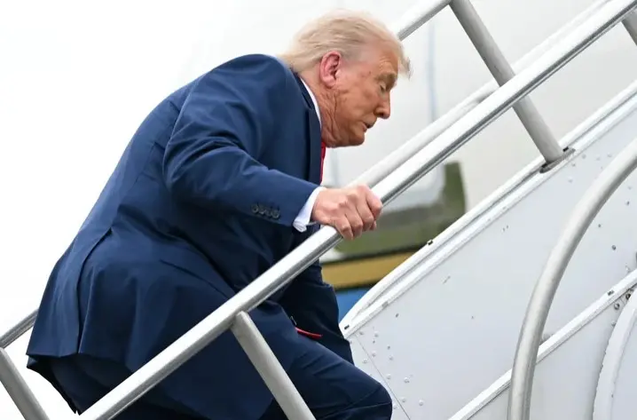 Trump tropieza al subir las escaleras del Air Force One