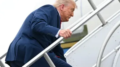 Trump tropieza al subir las escaleras del Air Force One