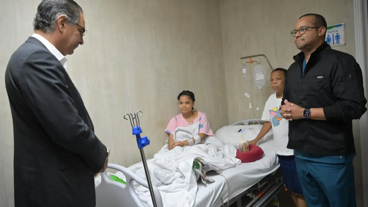 Director de SeNaSa visita a sobreviviente de la tragedia del Jet Set en el hospital Salvador B. Gautier