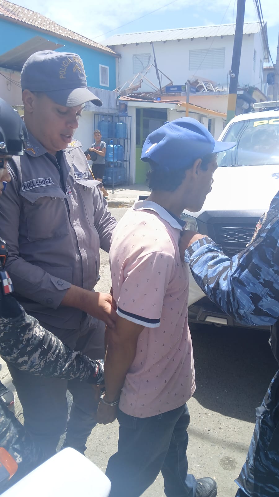 Detención policial de un hombre en la calle.