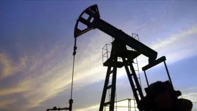 El Brent modera su subida a un 1 % tras dispararse antes por el ataque de EE. UU. a Ir&aacute;n