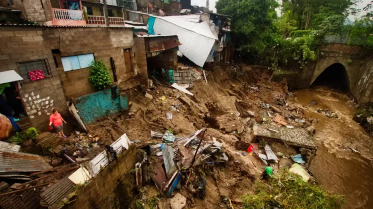 Más de cien personas evacuadas en El Salvador por lluvias generadas por una onda tropical
