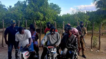 En motocicletas detienen a 13 migrantes haitianos indocumentados