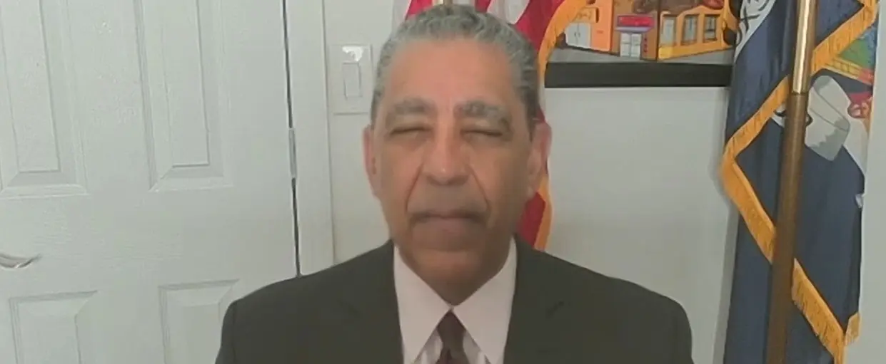 Adriano Espaillat respalda protestas en EE. UU. contra desfiles militares y advierte sobre giro autoritario
