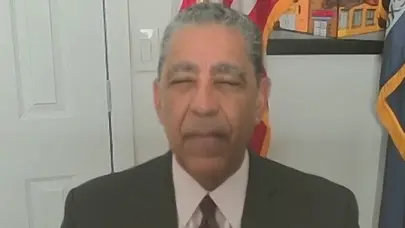 Adriano Espaillat respalda protestas en EE. UU. contra desfiles militares y advierte sobre giro autoritario