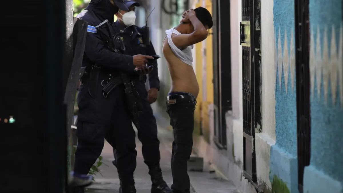 Escondidos, pero hay: el temor persiste en antiguo bastión pandillero en El Salvador