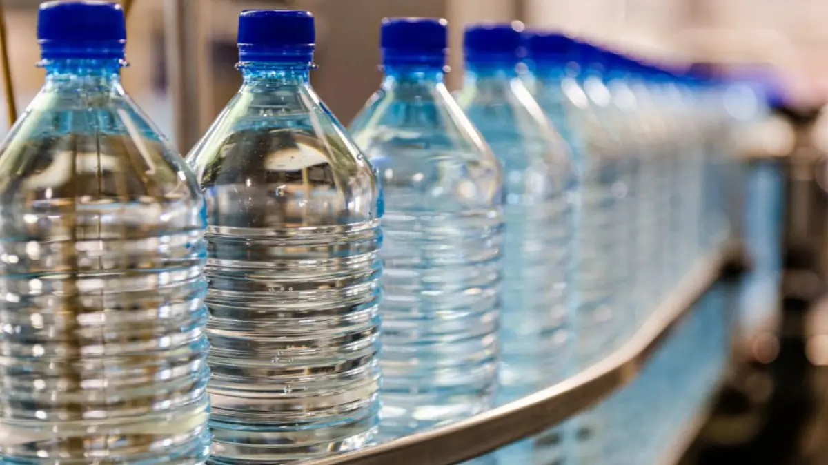 Un estudio francés halla más microplásticos en botellas de vidrio que en las de plástico