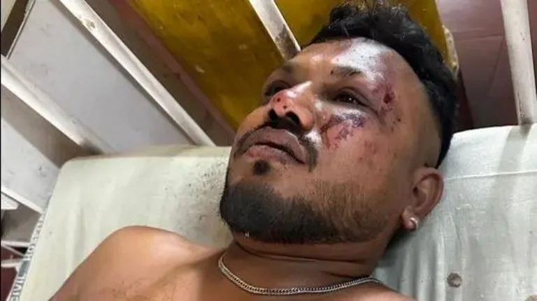 Único sobreviviente del accidente de India sale del hospital y va al funeral de su hermano