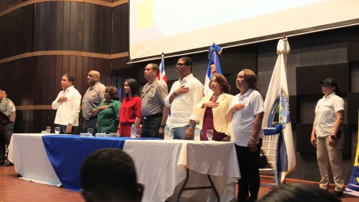 Faride Raful encabeza graduación de 92 jóvenes del Programa Policía Juvenil Comunitaria en Barahona