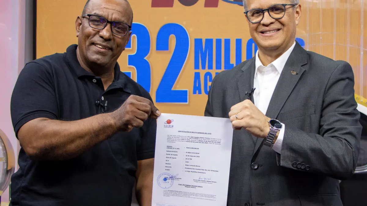 LEIDSA entrega certificado a operador de montacargas que se ganó 32 millones con el Loto