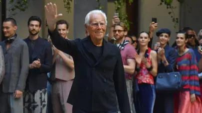 Convaleciente pero presente: Giorgio Armani impacta en el corazón de Milán