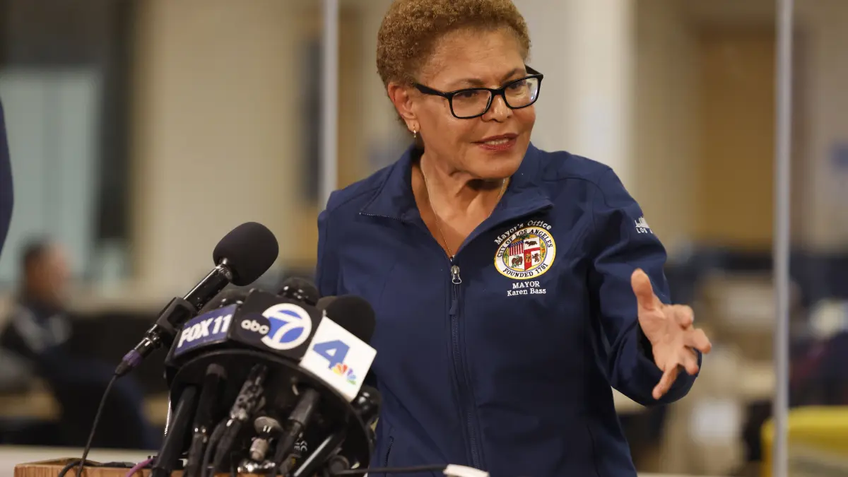 La alcaldesa de Los Ángeles declara toque de queda ante tensión por redadas y protestas