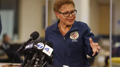 La alcaldesa de Los &Aacute;ngeles declara toque de queda ante tensi&oacute;n por redadas y protestas