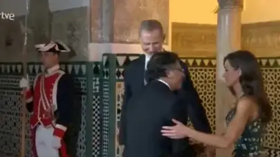 La reacción de la reina Letizia cuando Gustavo Petro intenta saludarla con un beso