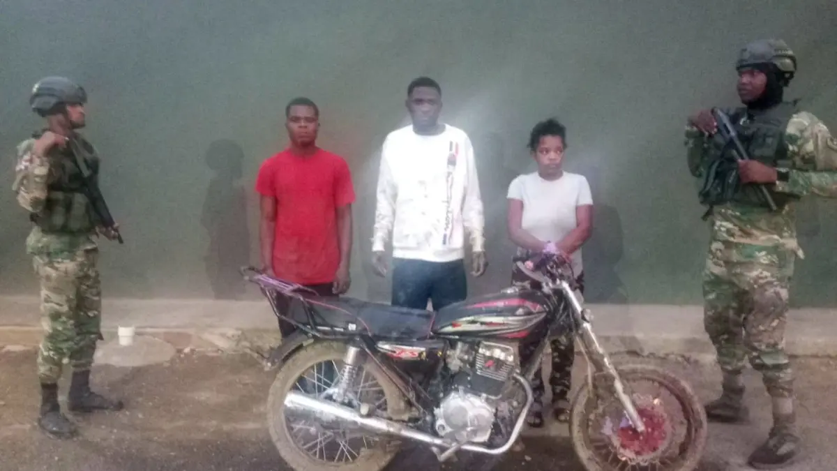 Detienen haitianos indocumentados en una motocicleta
