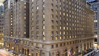 El hotel Roosevelt concluye su labor de refugio para inmigrantes en Nueva York