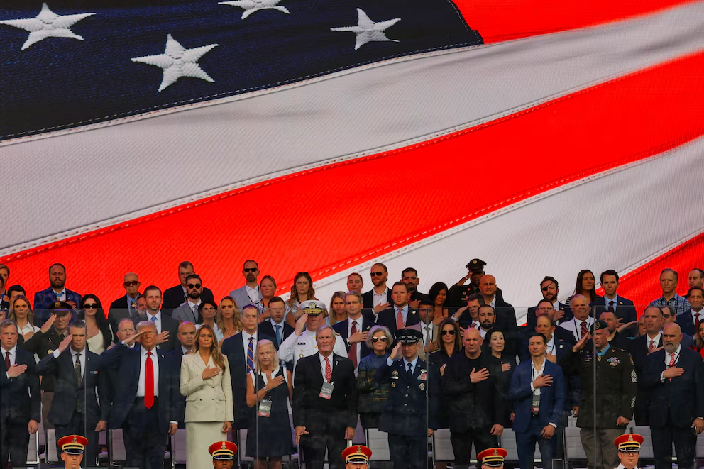 Personas con bandera estadounidense de fondo