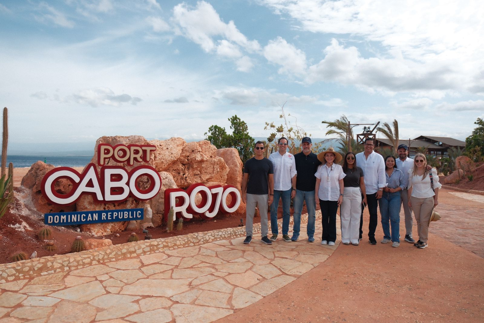 Grupo frente a cartel Port Cabo Rojo, República Dominicana