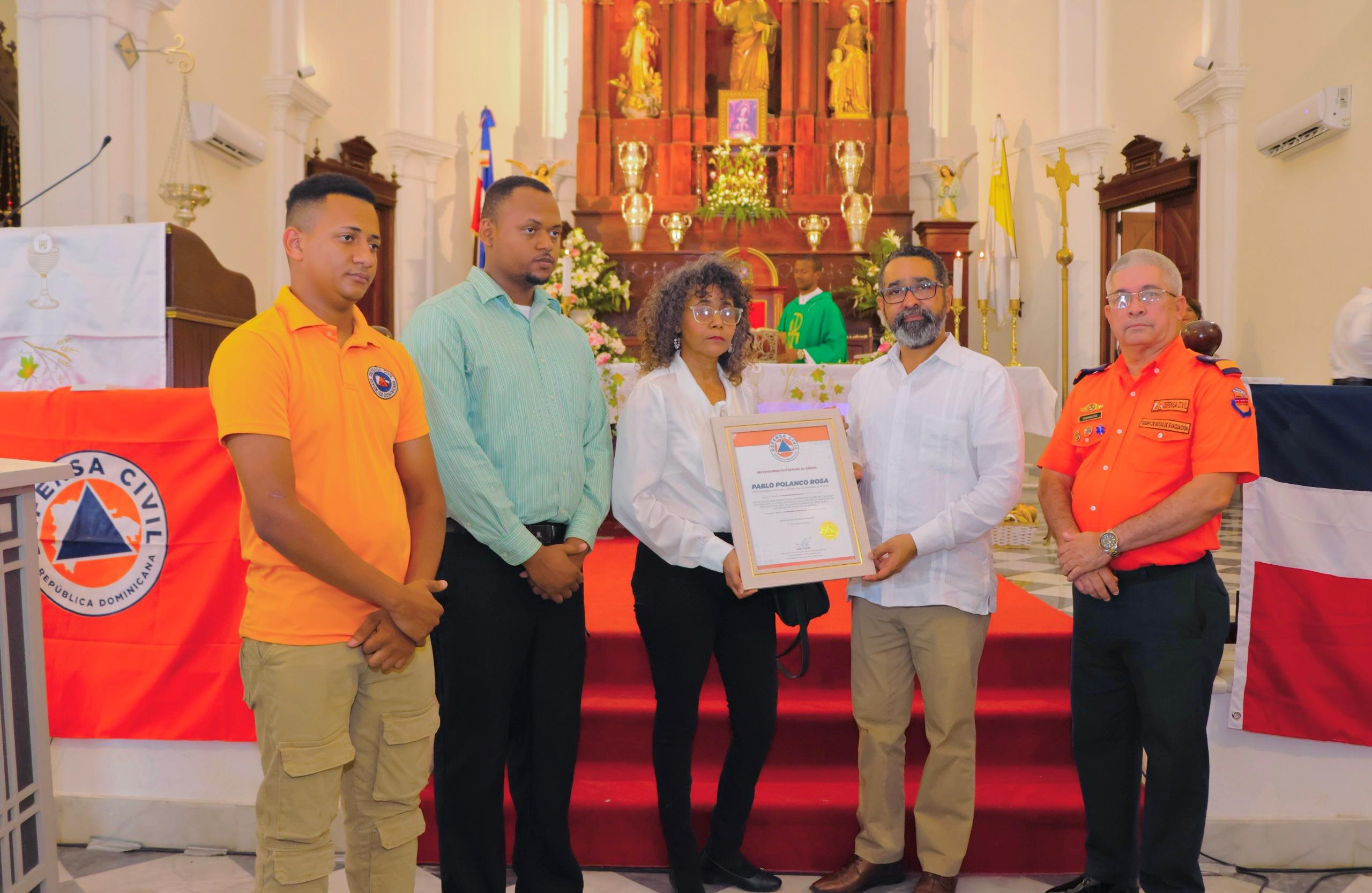 Entrega de reconocimiento en iglesia por Defensa Civil.