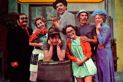 Grupo de personajes con vestuario colorido en pose divertida.