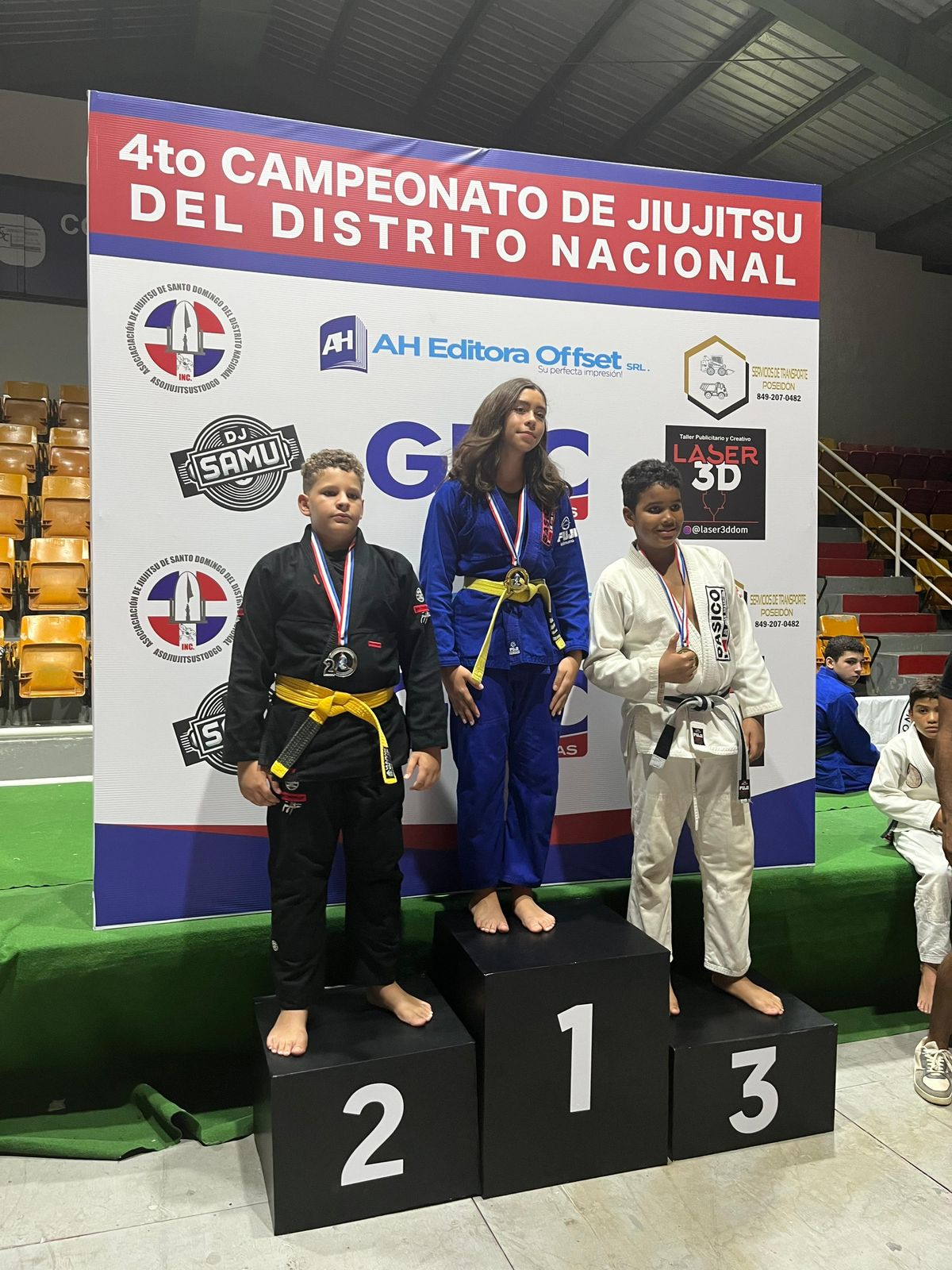 Podio del Campeonato de Jiujitsu con medallistas juveniles.