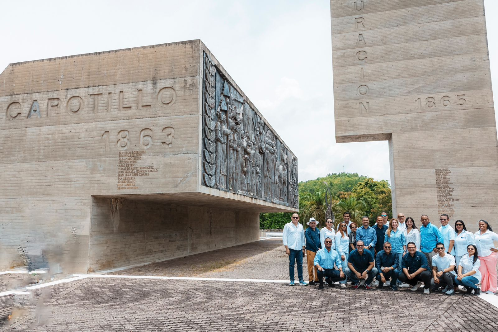 Grupo frente al monumento Capotillo 1863.