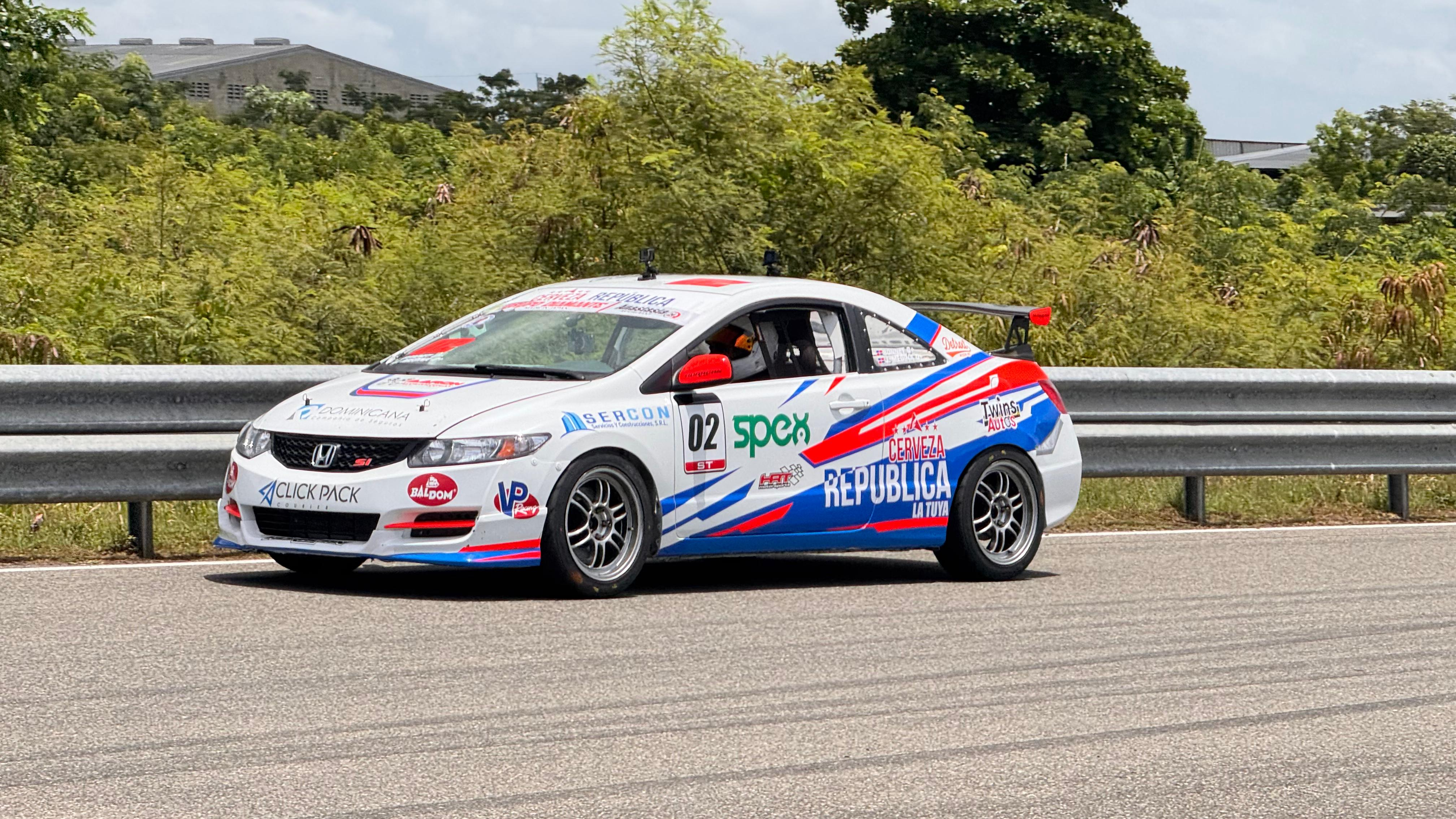 Coche de carreras en pista asfaltada.
