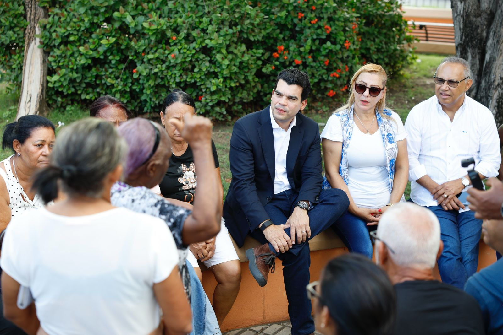 Grupo de personas conversando en un parque
