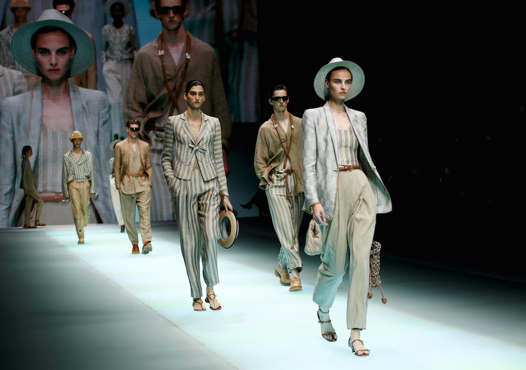 Desfile moda primavera-verano, conjunto listrado elegante.