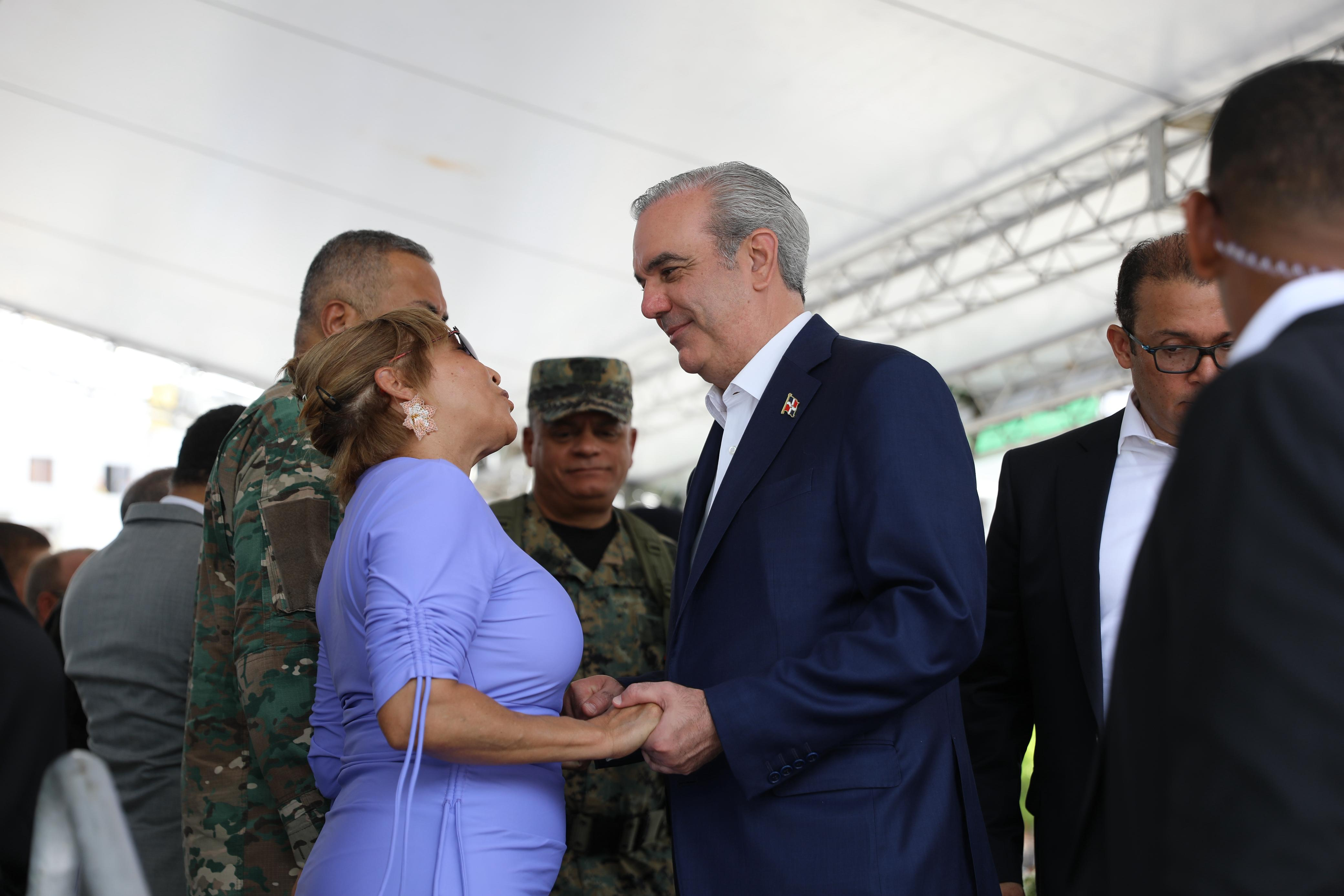 Conversación entre dos personas en un evento formal.