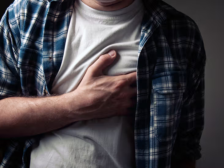 Hombre sujetándose el pecho