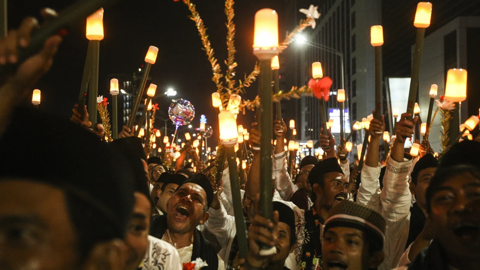 Manifestantes con antorchas en marcha nocturna.