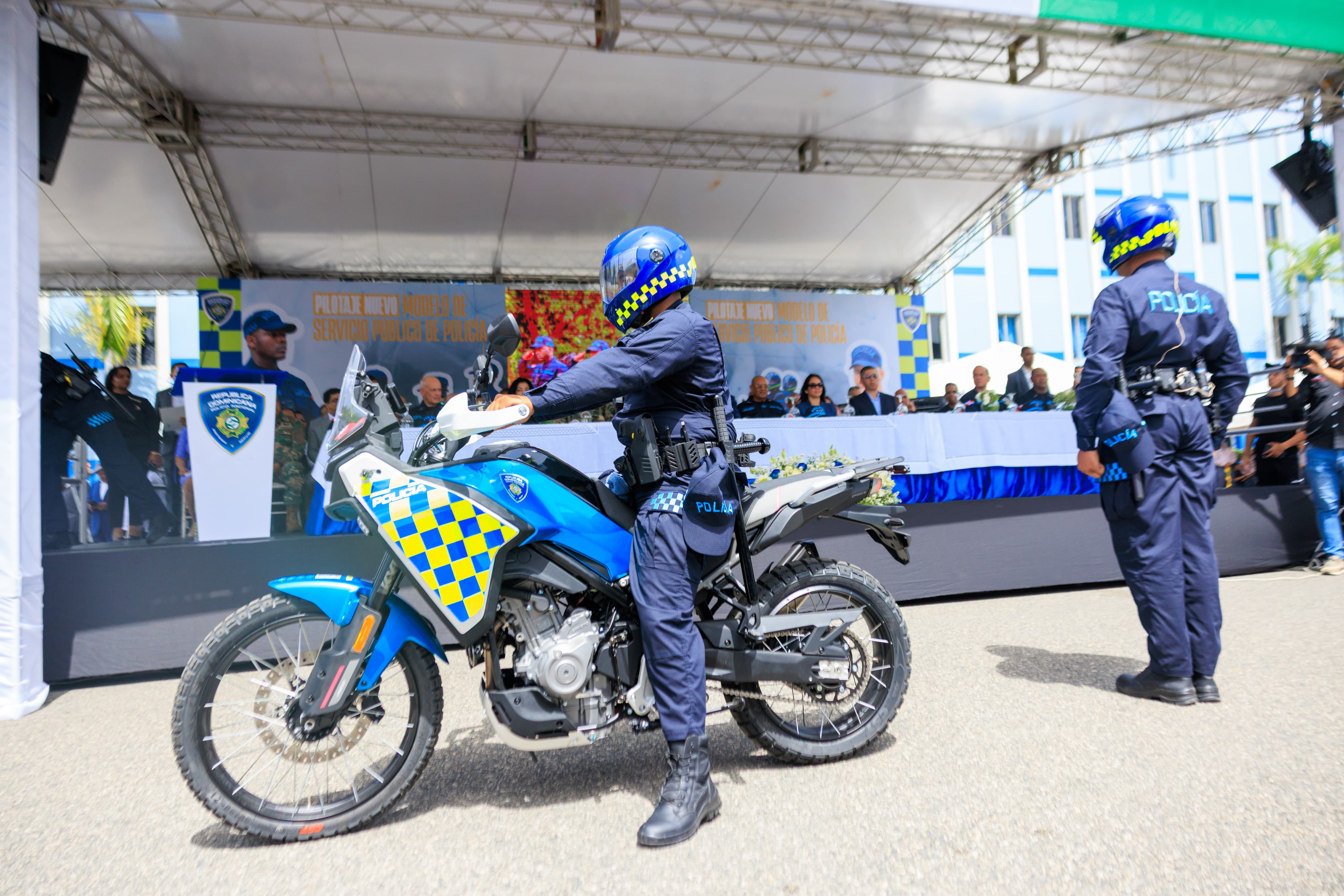 Motociclista de policía en una presentación pública.