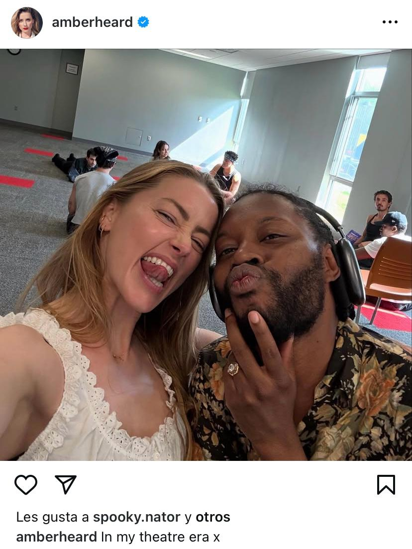 Selfie de dos amigos en un salón.