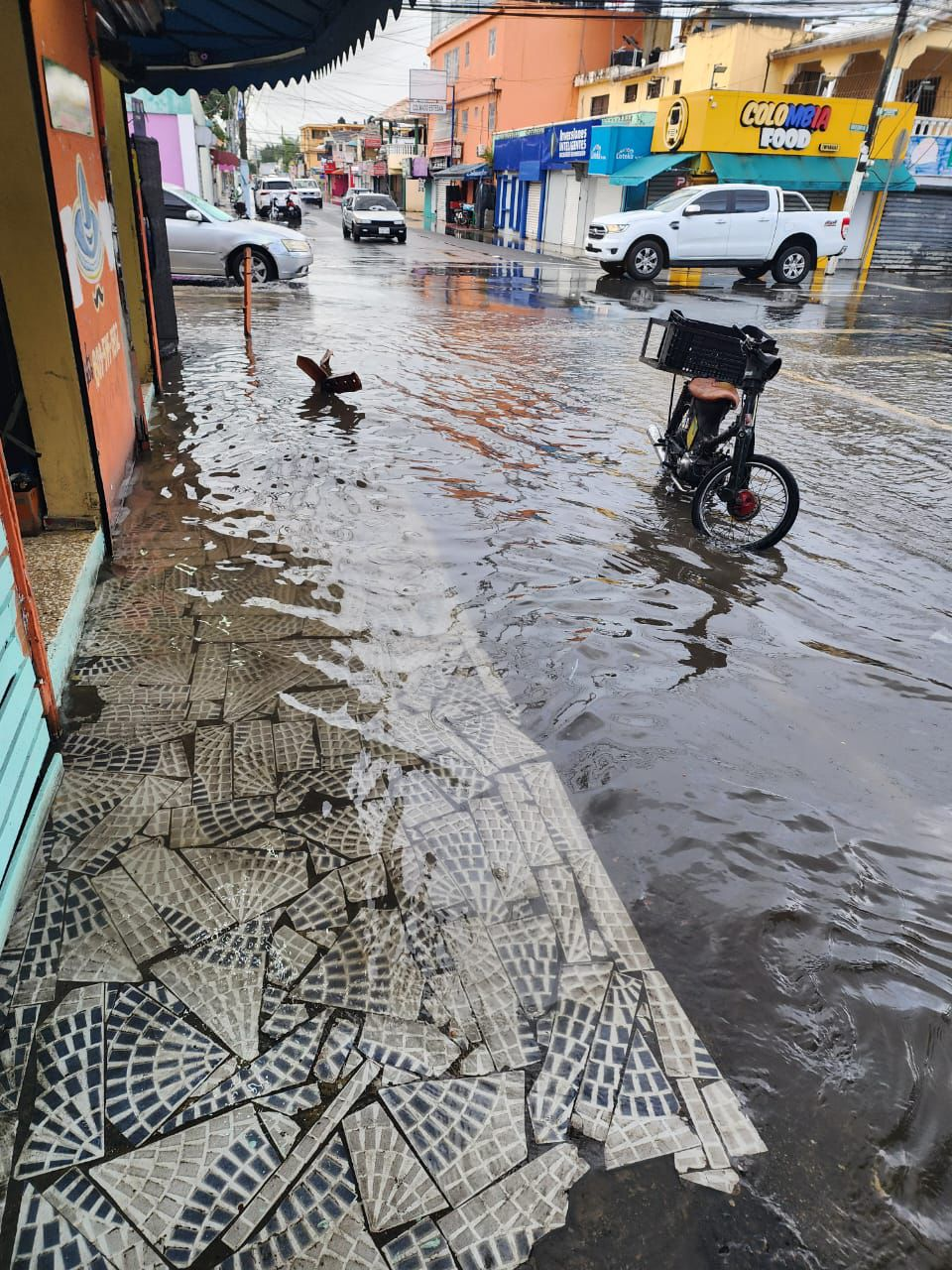 Calle inundada tras lluvia intensa en la ciudad