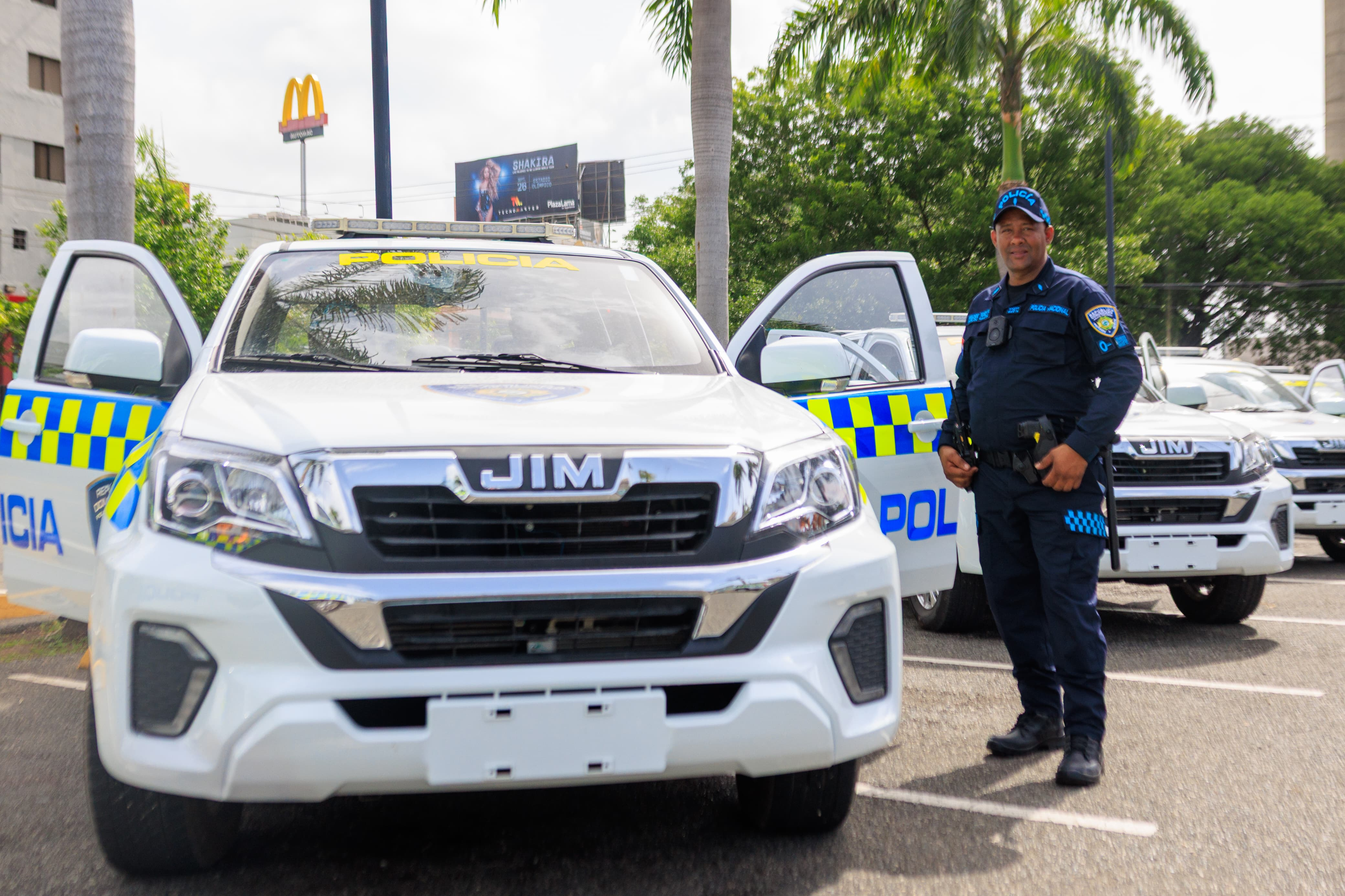 Policía con vehículos en estacionamiento