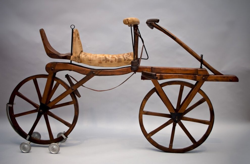 Bicicleta antigua de madera sin pedales