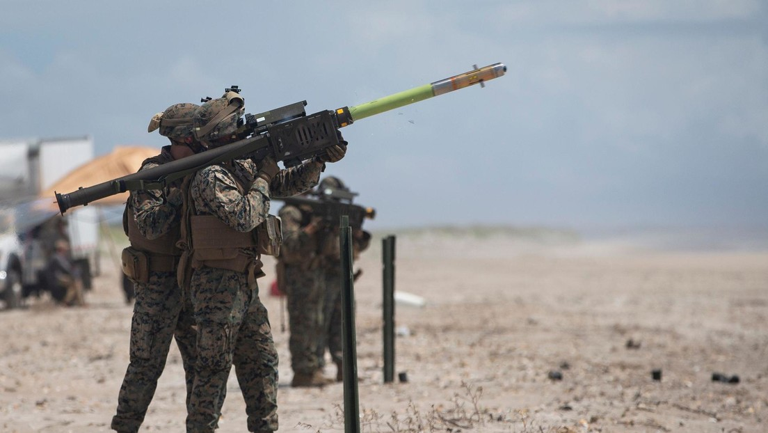 Soldados disparando lanzamisiles en el desierto